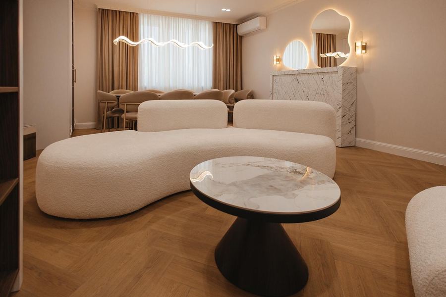 Măsuța de marmură din mijlocul salonului — Studioul TheoDora, Ungheni